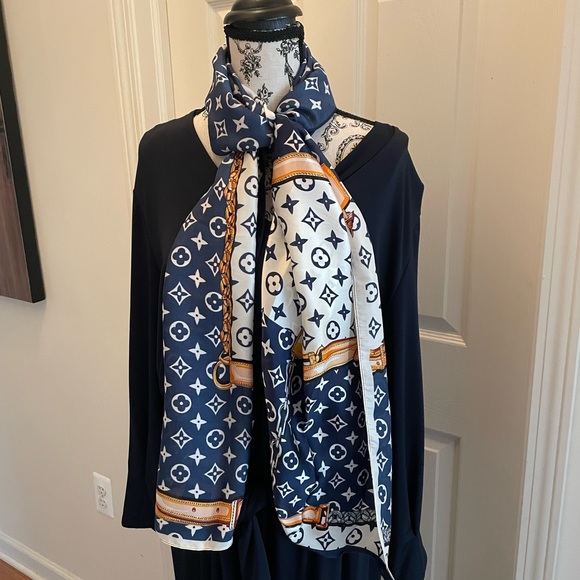 Women’s Navy & White Print Scarf - Picture 3 of 9